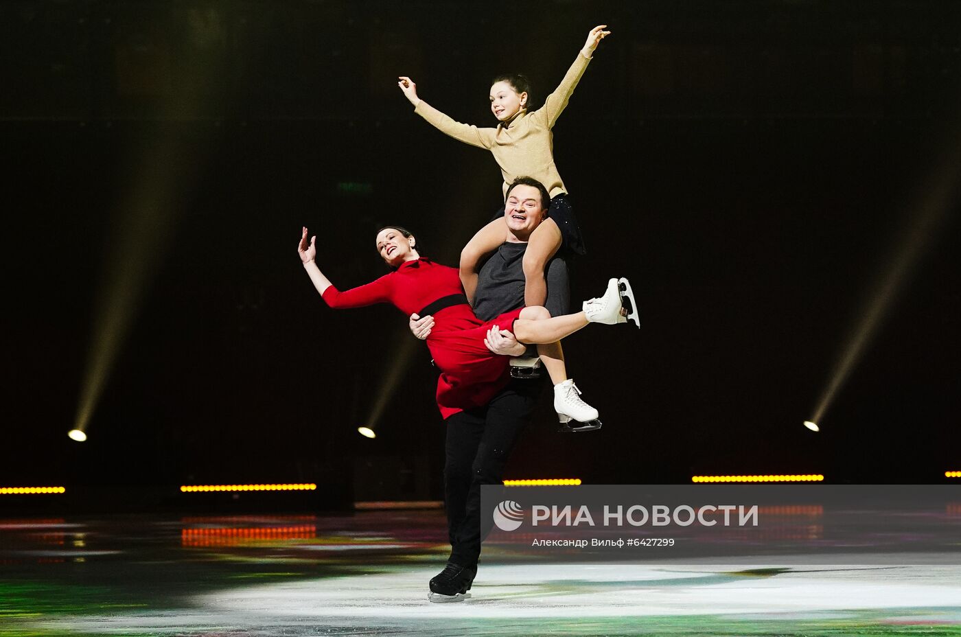 Новогоднее шоу олимпийских чемпионов "Лед и Пламень"