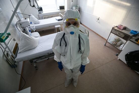 Работа врачей в "красной зоне" Новосибирской областной клинической больницы