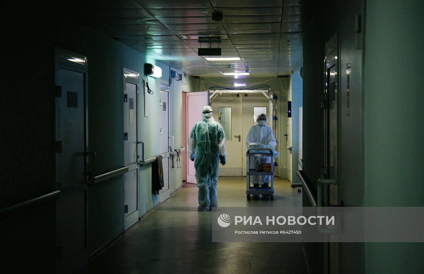 Работа врачей в "красной зоне" Новосибирской областной клинической больницы