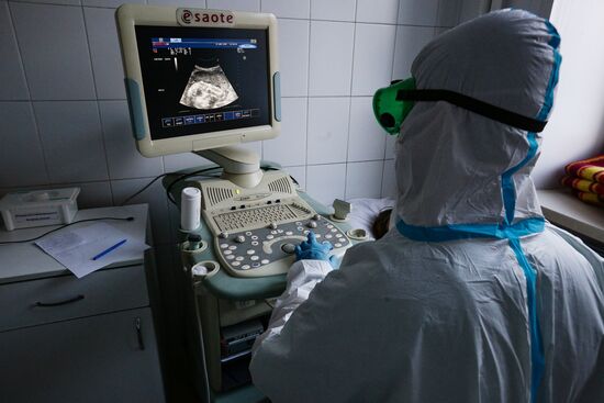 Работа врачей в "красной зоне" Новосибирской областной клинической больницы