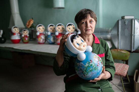 Производство игрушек-неваляшек на Тамбовском пороховом заводе 