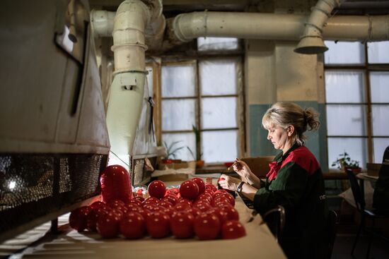 Производство игрушек-неваляшек на Тамбовском пороховом заводе 