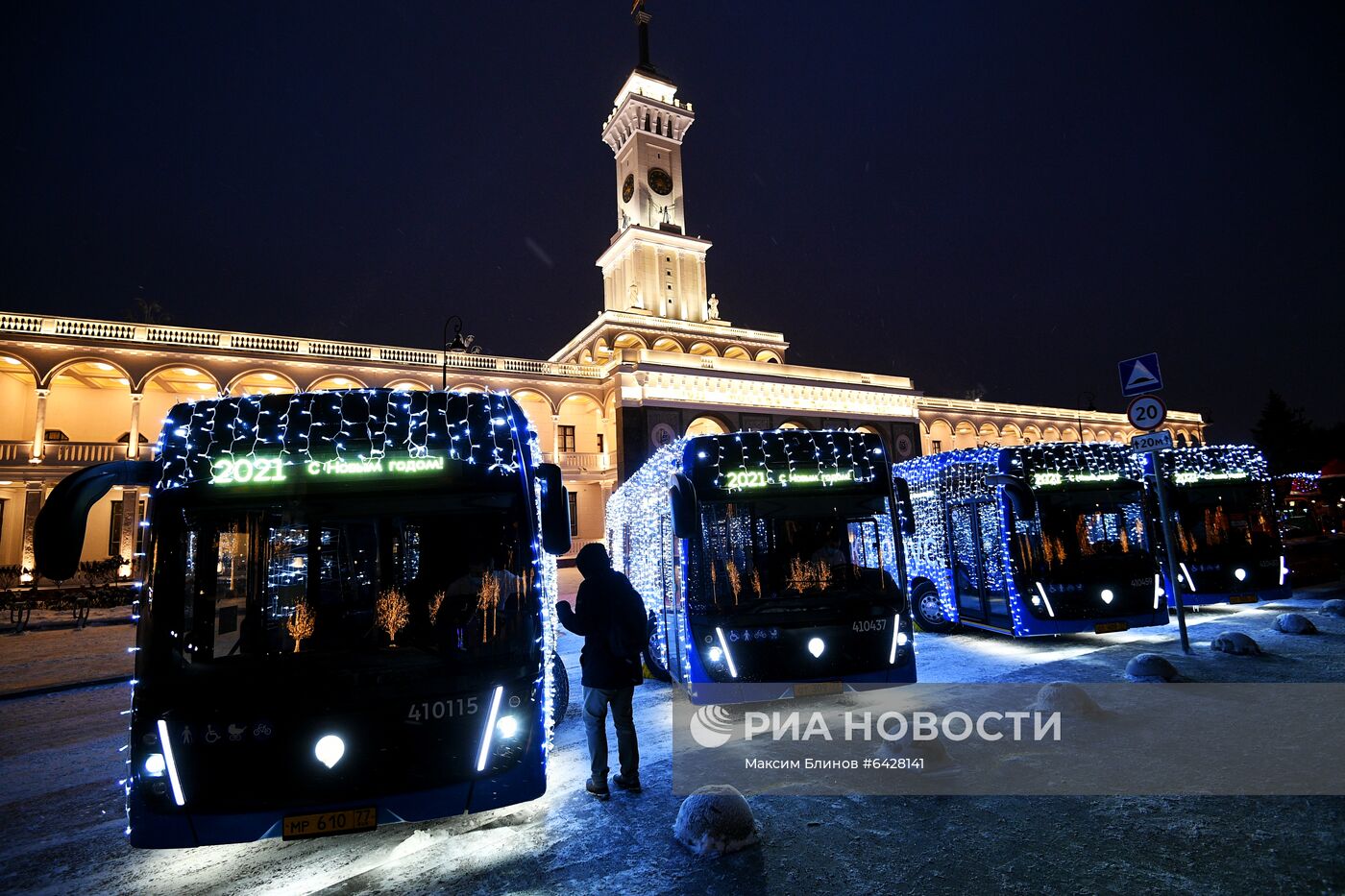 Запуск новогоднего транспорта в Москве