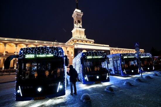 Запуск новогоднего транспорта в Москве