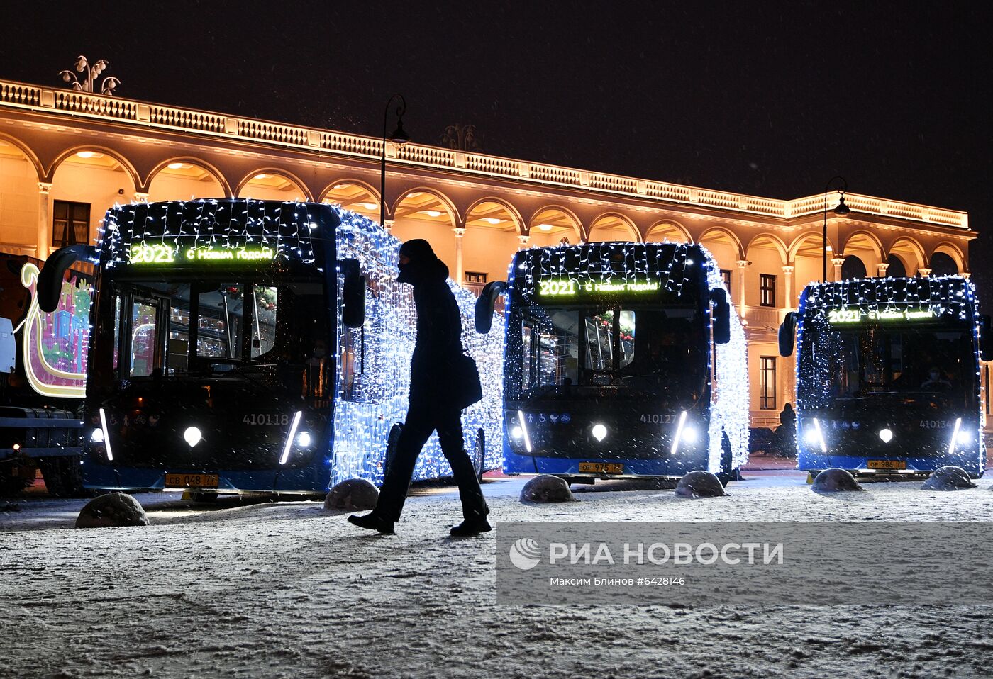 Запуск новогоднего транспорта в Москве