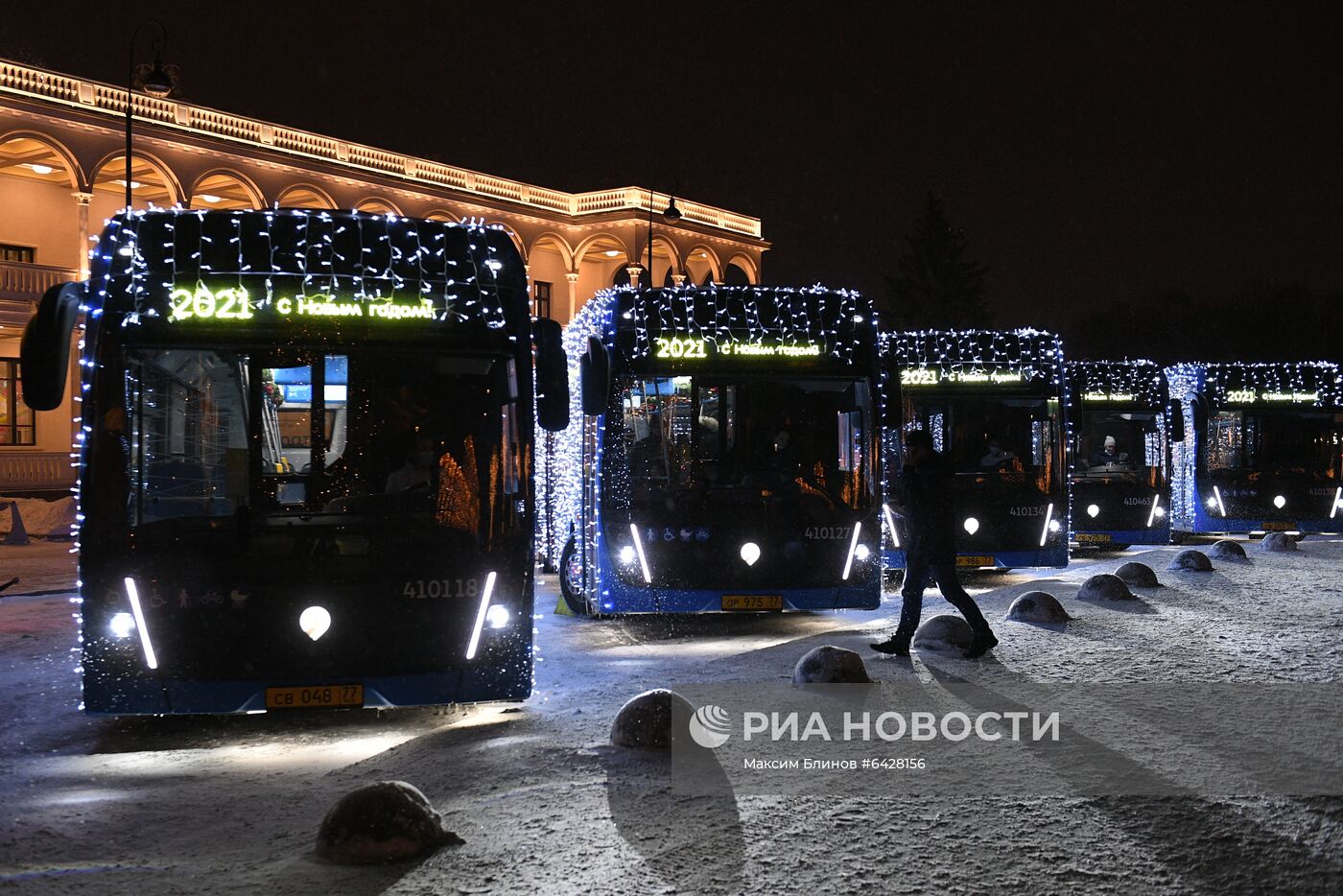 Запуск новогоднего транспорта в Москве