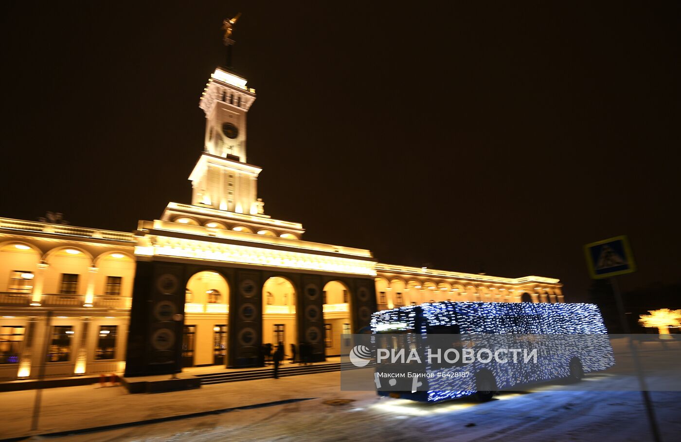 Запуск новогоднего транспорта в Москве