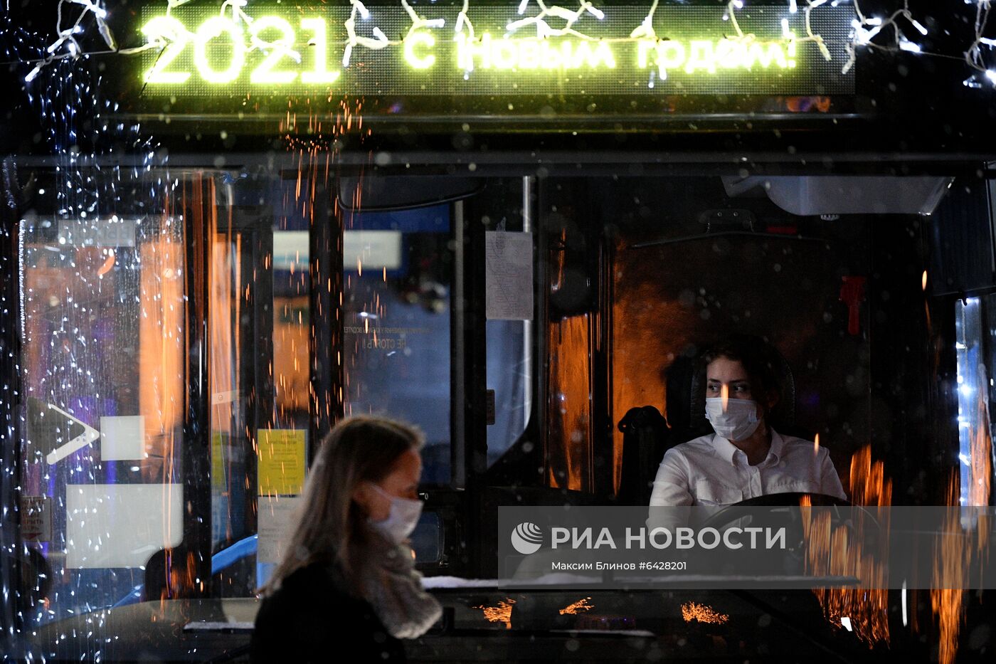 Запуск новогоднего транспорта в Москве