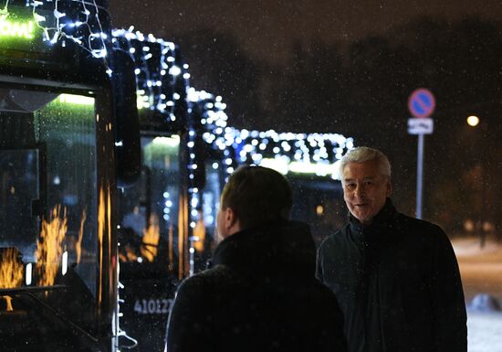 Запуск новогоднего транспорта в Москве