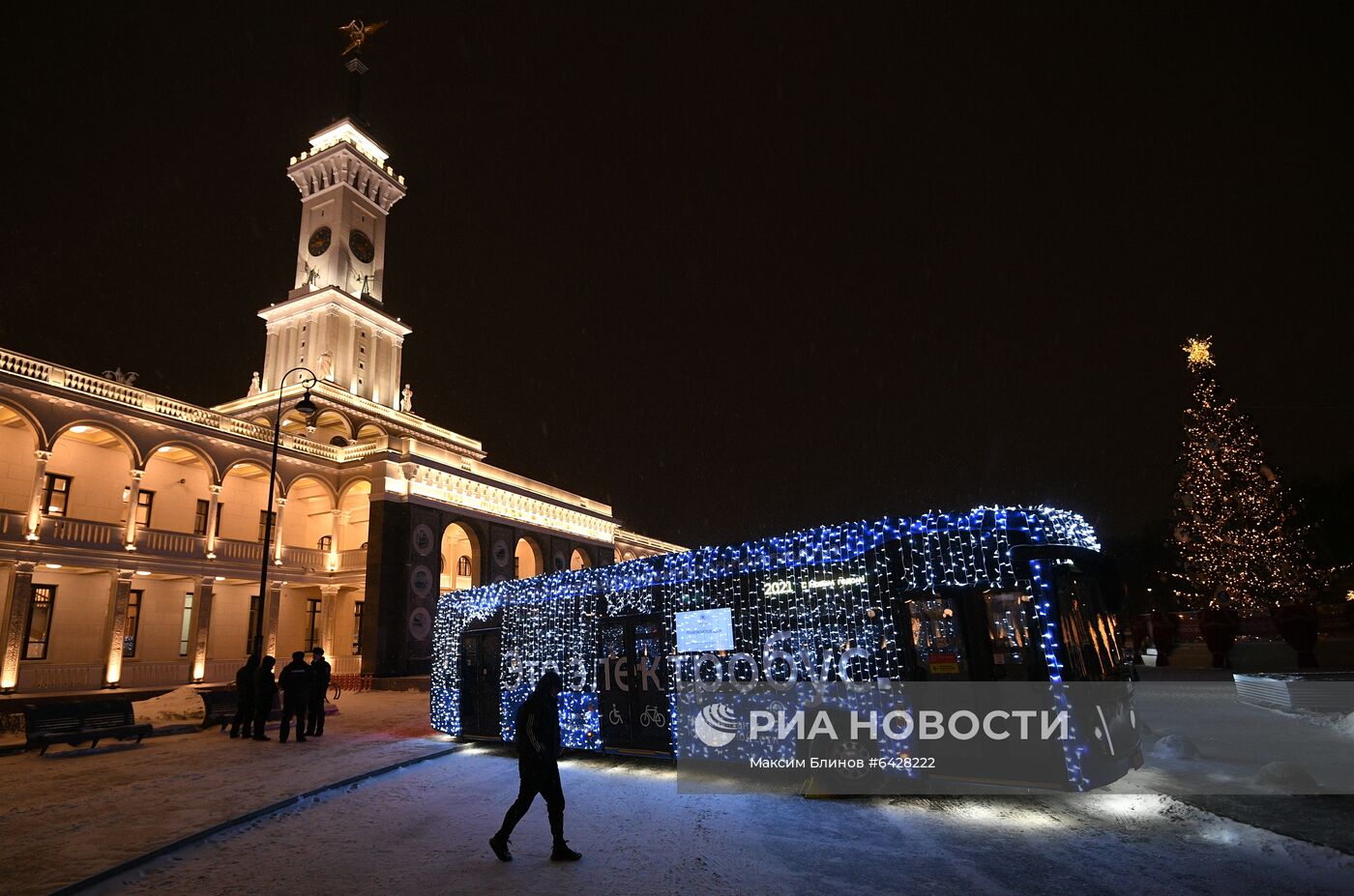 Запуск новогоднего транспорта в Москве