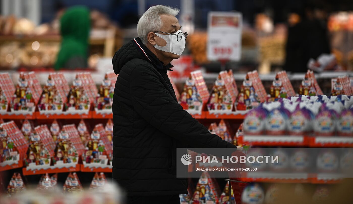 Предновогодняя торговля в гипермаркете "Ашан"