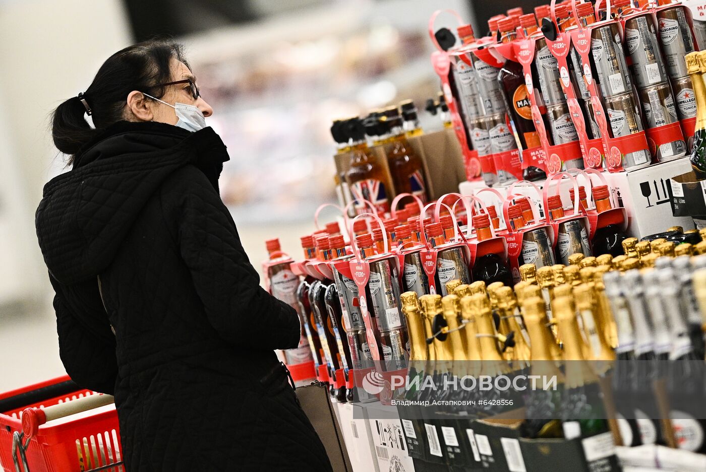 Предновогодняя торговля в гипермаркете "Ашан"