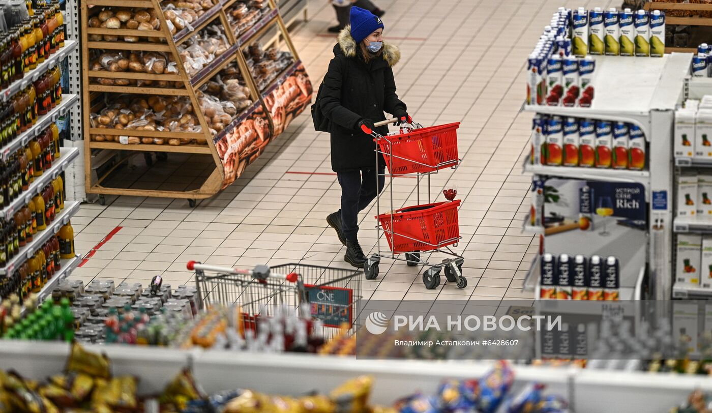 Предновогодняя торговля в гипермаркете "Ашан"