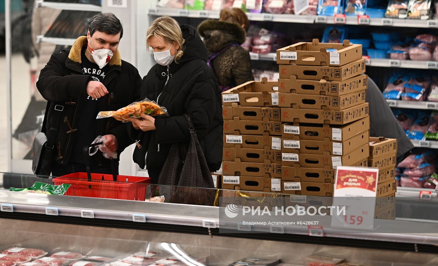 Предновогодняя торговля в гипермаркете "Ашан"