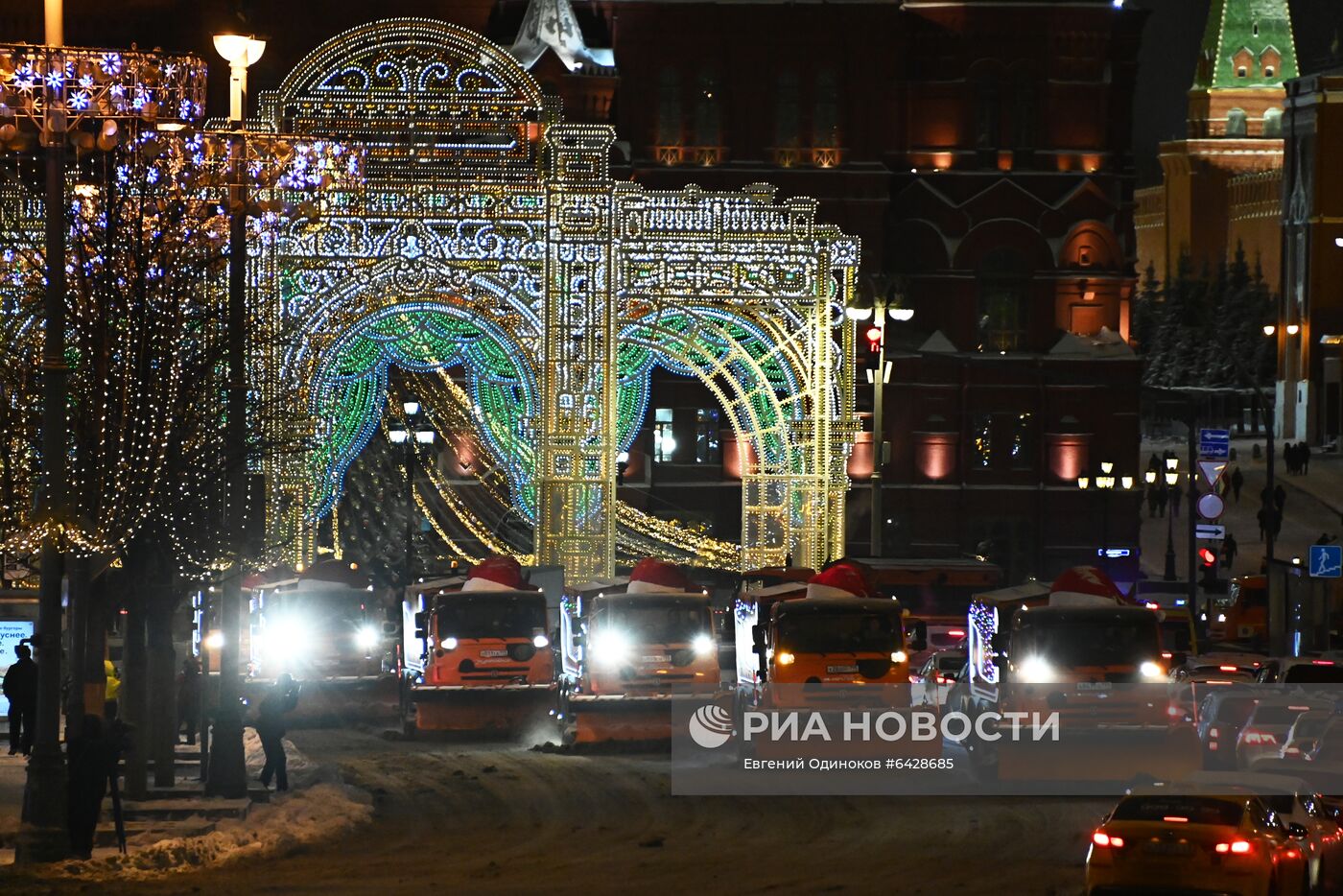 Работа снегоуборочных машин, украшенных к Новому году