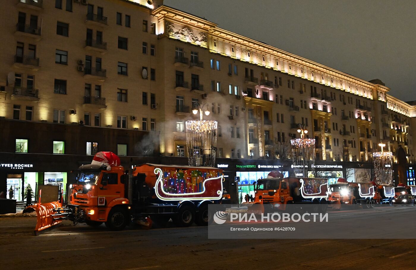 Работа снегоуборочных машин, украшенных к Новому году