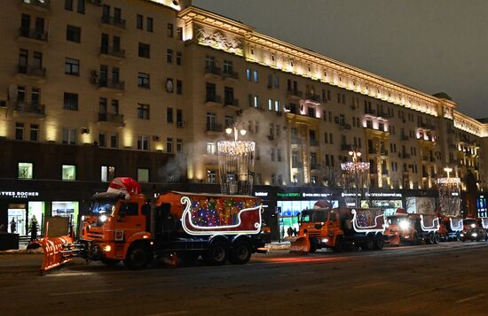 Работа снегоуборочных машин, украшенных к Новому году