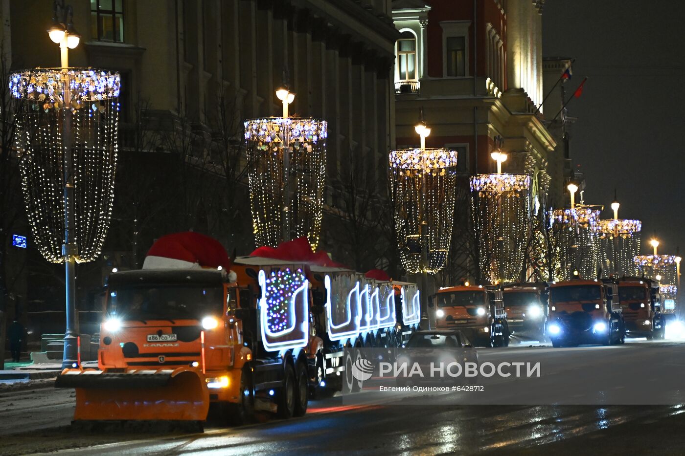 Работа снегоуборочных машин, украшенных к Новому году