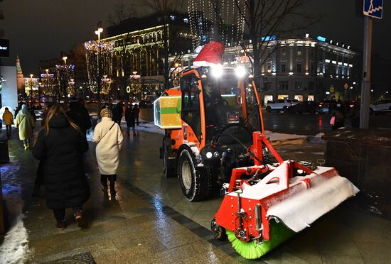 Работа снегоуборочных машин, украшенных к Новому году
