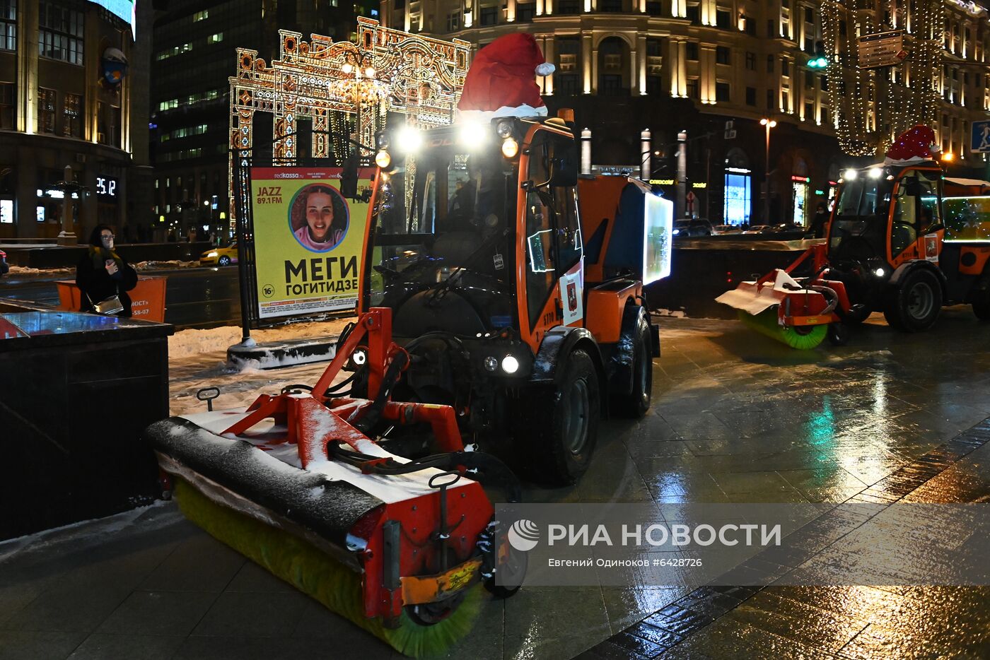 Работа снегоуборочных машин, украшенных к Новому году