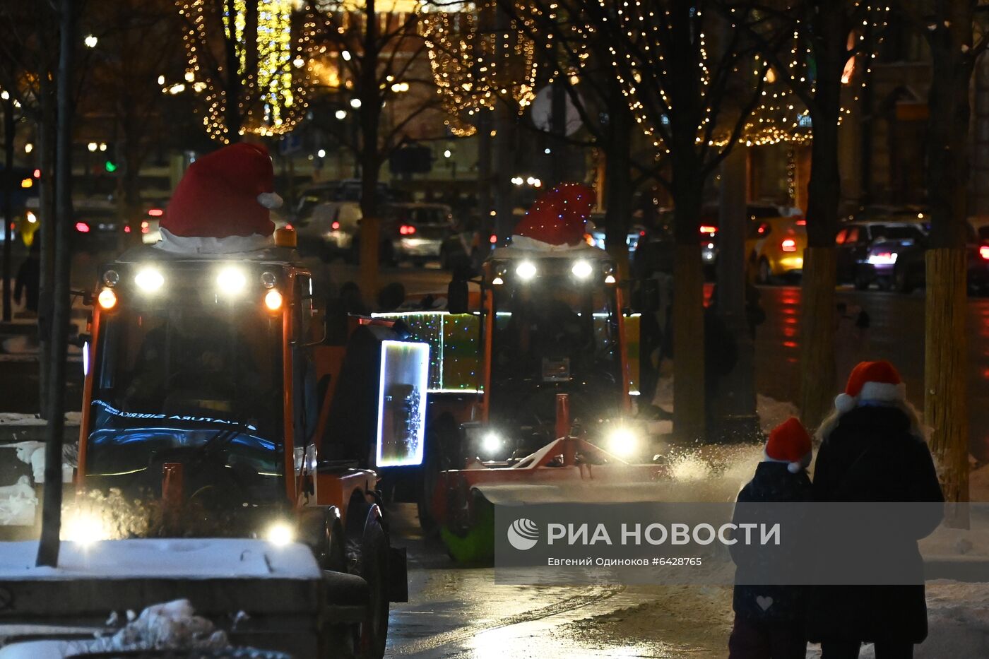 Работа снегоуборочных машин, украшенных к Новому году