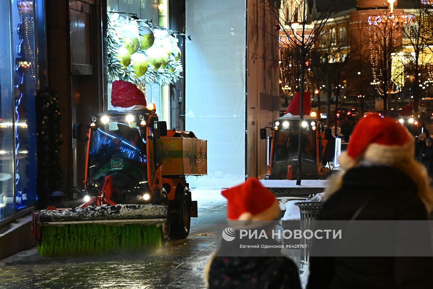 Работа снегоуборочных машин, украшенных к Новому году