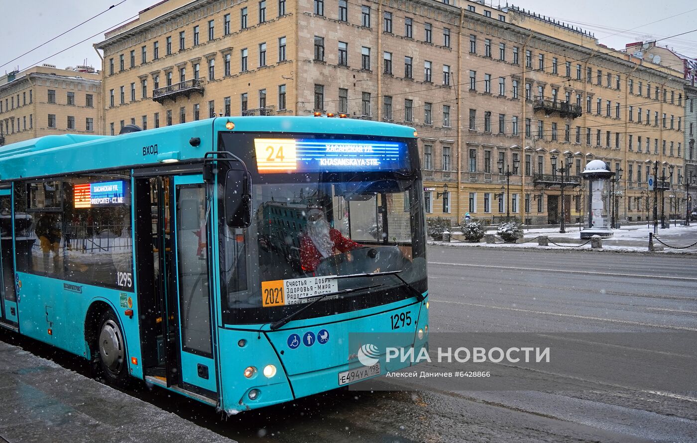 Запуск новогоднего автобусного маршрута в Санкт-Петербурге