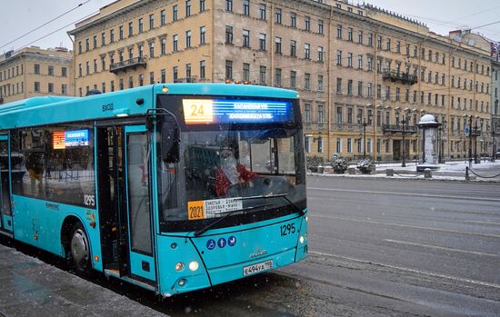 Запуск новогоднего автобусного маршрута в Санкт-Петербурге