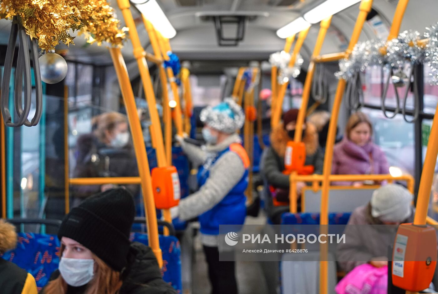 Запуск новогоднего автобусного маршрута в Санкт-Петербурге