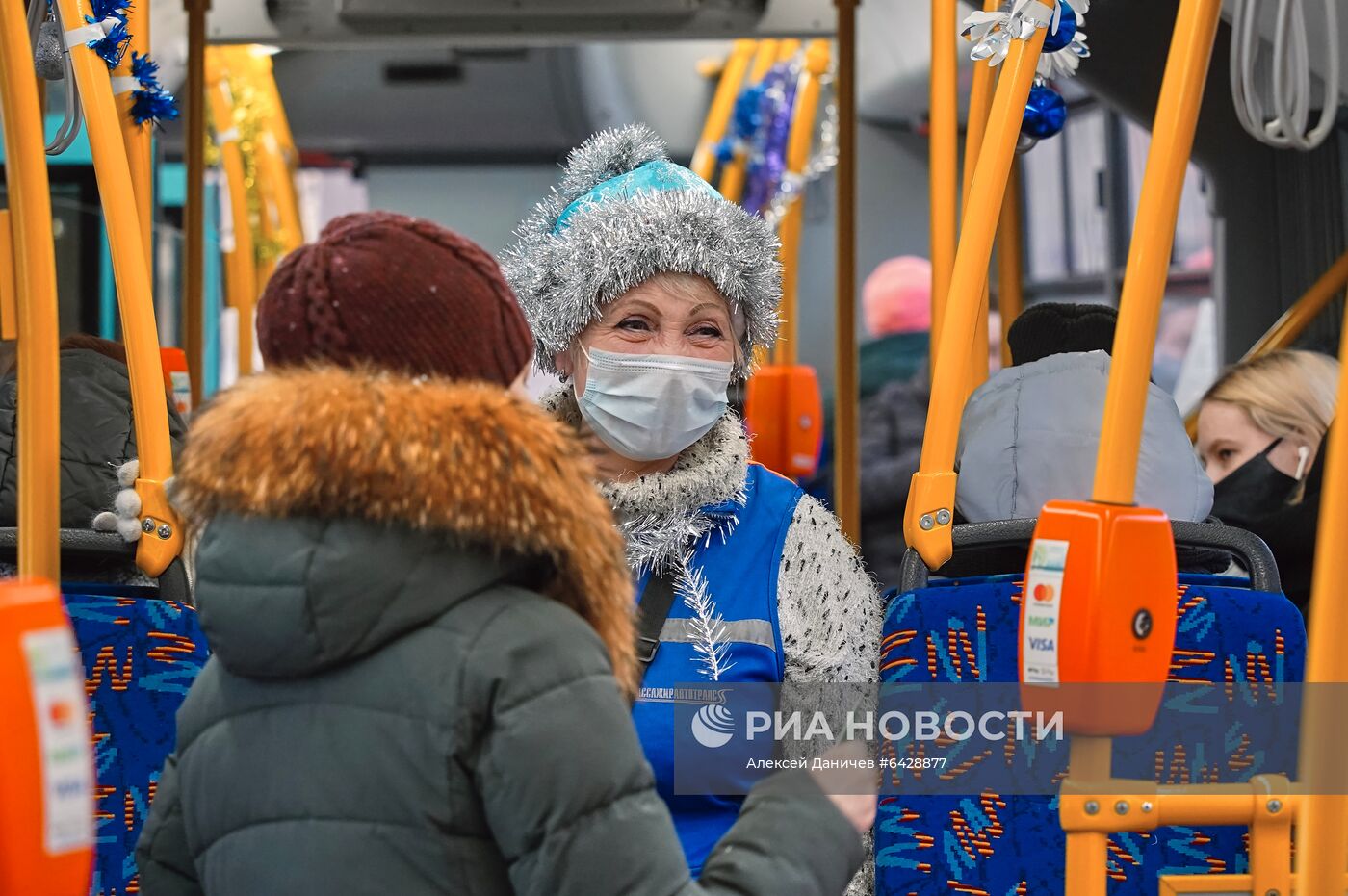 Запуск новогоднего автобусного маршрута в Санкт-Петербурге