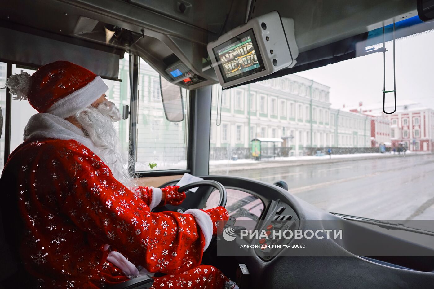Запуск новогоднего автобусного маршрута в Санкт-Петербурге