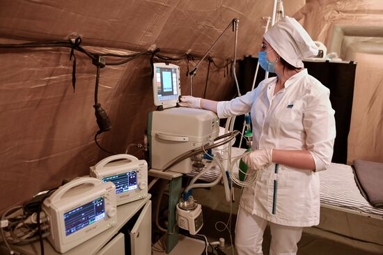 Развертывание мобильного госпиталя для пациентов с COVID-19 в Симферополе
