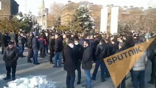 В Эчмиадзине продолжаются акции сторонников и противников католикоса
