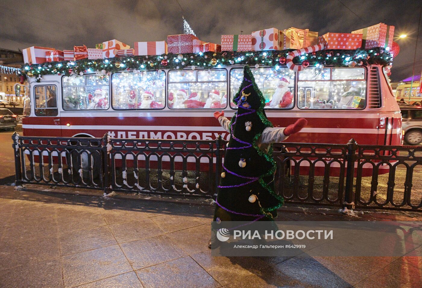 Новогодний "Дедморобус" в Санкт-Петербурге
