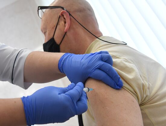 В Москве началась вакцинация от COVID-19 для людей старше 60 лет