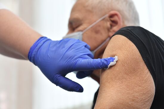 В Москве началась вакцинация от COVID-19 для людей старше 60 лет