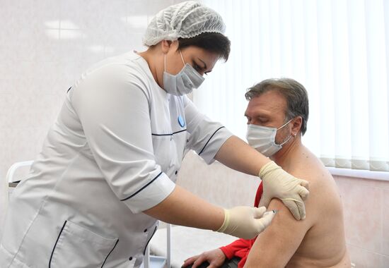 В Москве началась вакцинация от COVID-19 для людей старше 60 лет