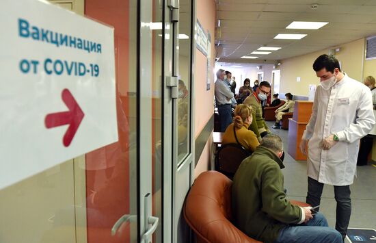 В Москве началась вакцинация от COVID-19 для людей старше 60 лет