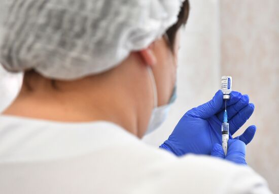 В Москве началась вакцинация от COVID-19 для людей старше 60 лет