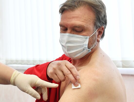 В Москве началась вакцинация от COVID-19 для людей старше 60 лет