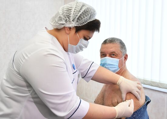 В Москве началось вакцинация от COVID-19 для людей старше 60 лет