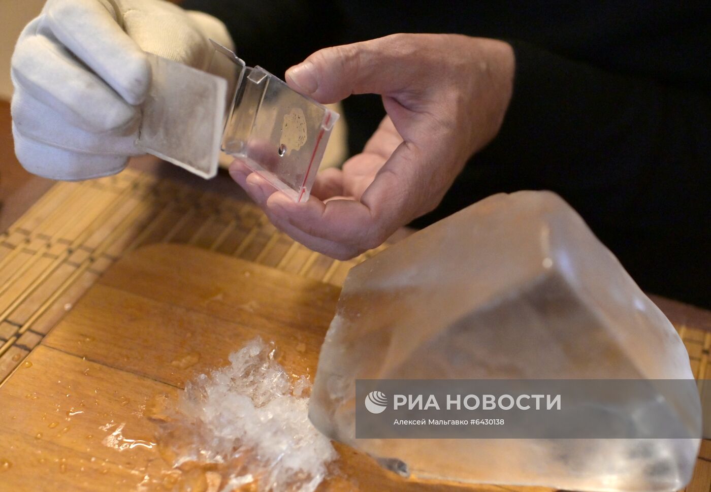 А. Коненко из Омска создал миниатюрную книгу изо льда