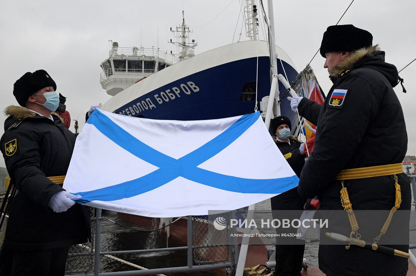 Подъем Военно-морского флага на корвете "Гремящий"