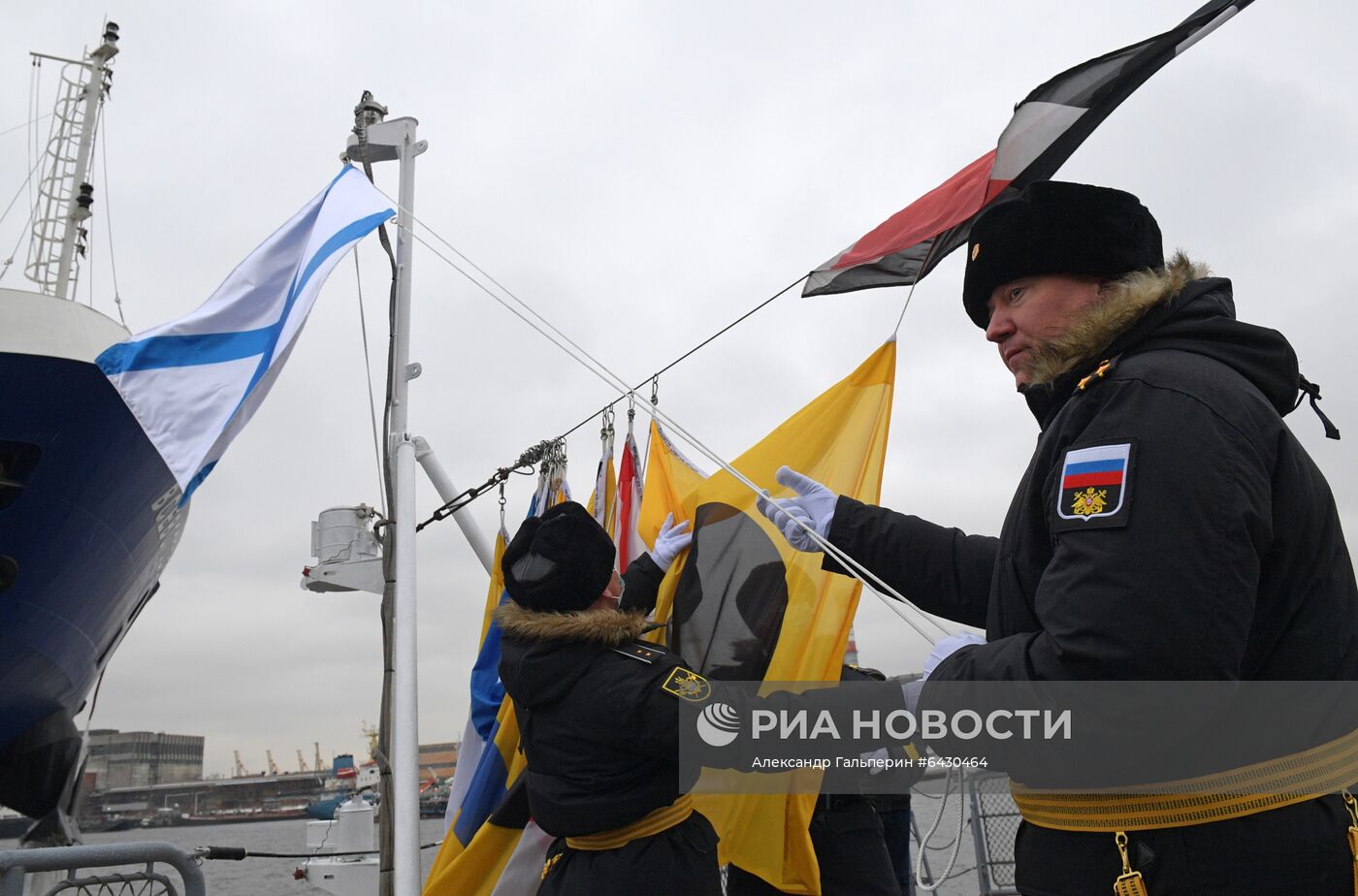 Подъем Военно-морского флага на корвете "Гремящий"