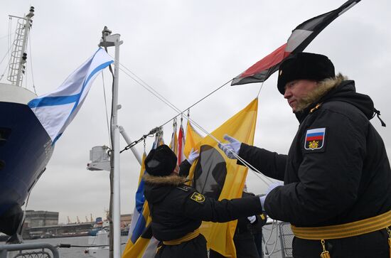 Подъем Военно-морского флага на корвете "Гремящий"