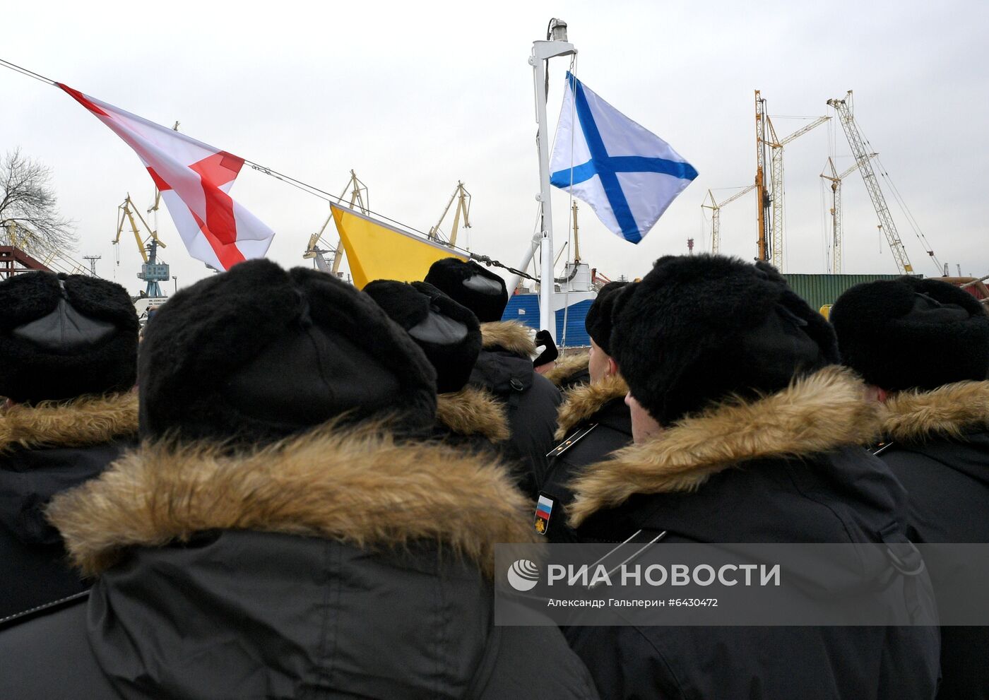 Подъем Военно-морского флага на корвете "Гремящий"