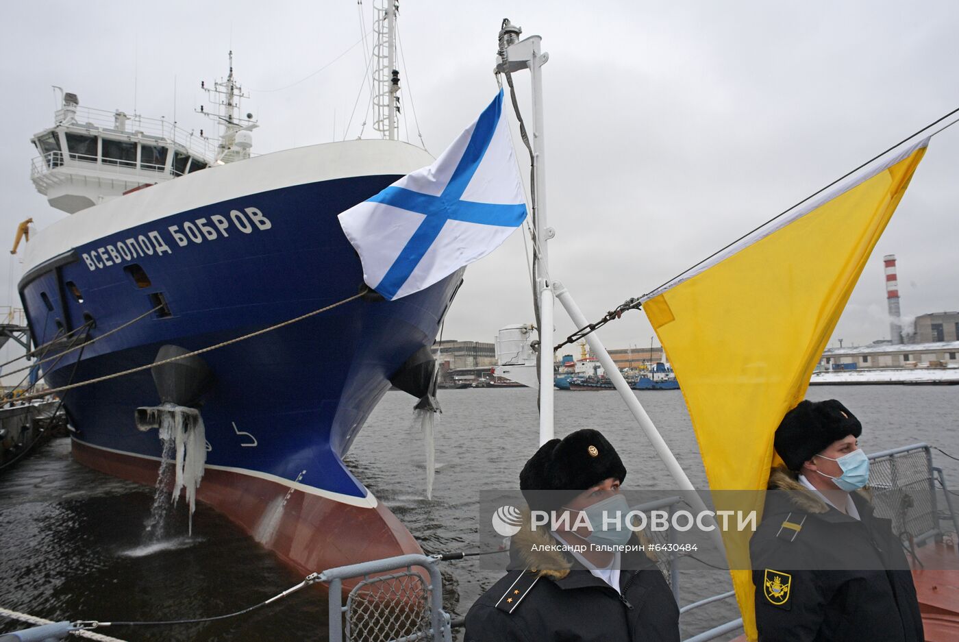 Подъем Военно-морского флага на корвете "Гремящий"