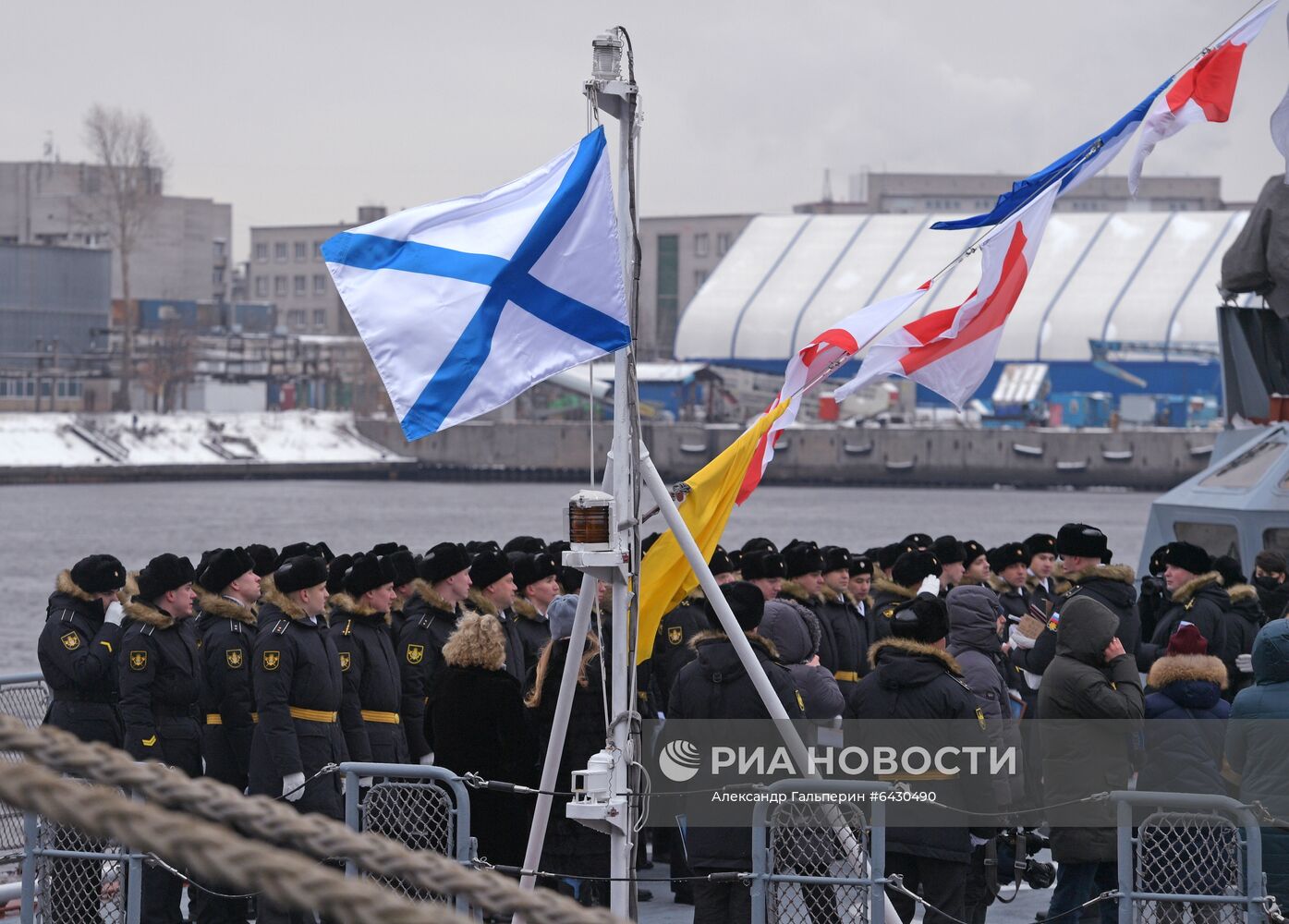 Подъем Военно-морского флага на корвете "Гремящий"