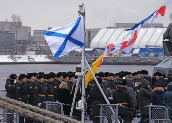 Подъем Военно-морского флага на корвете "Гремящий"