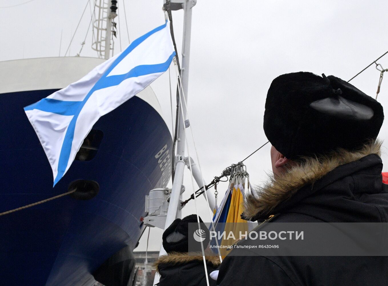 Подъем Военно-морского флага на корвете "Гремящий"